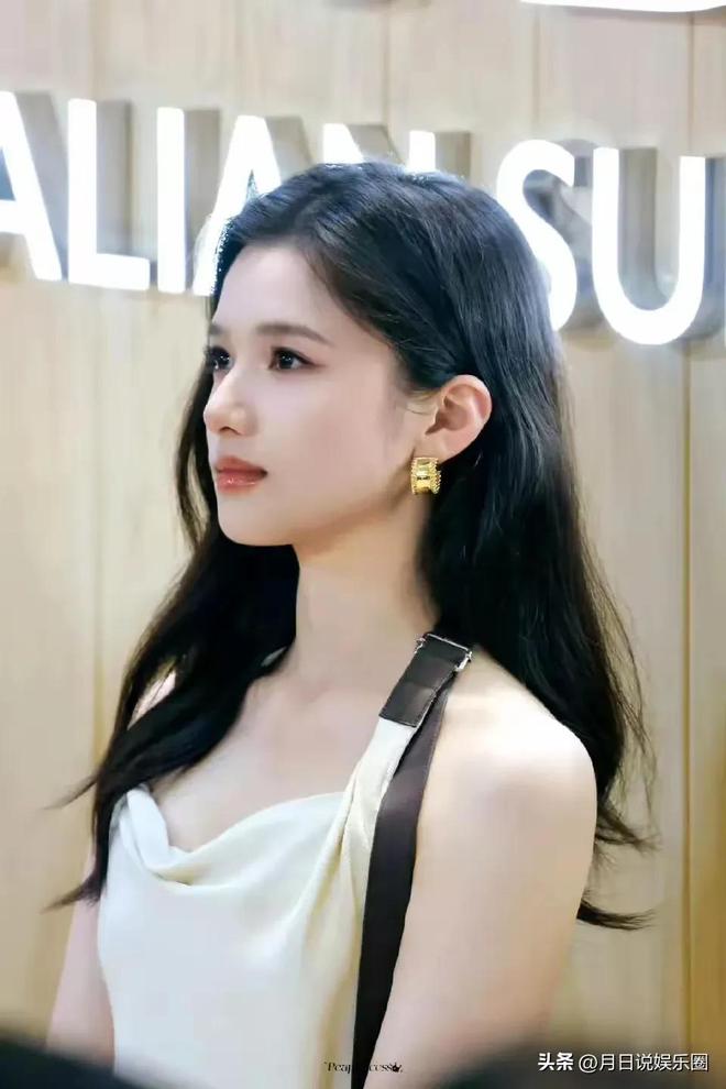 场图无血缘关系长相极为相似的女星pg电子周也、张婧仪近日活动现(图6)