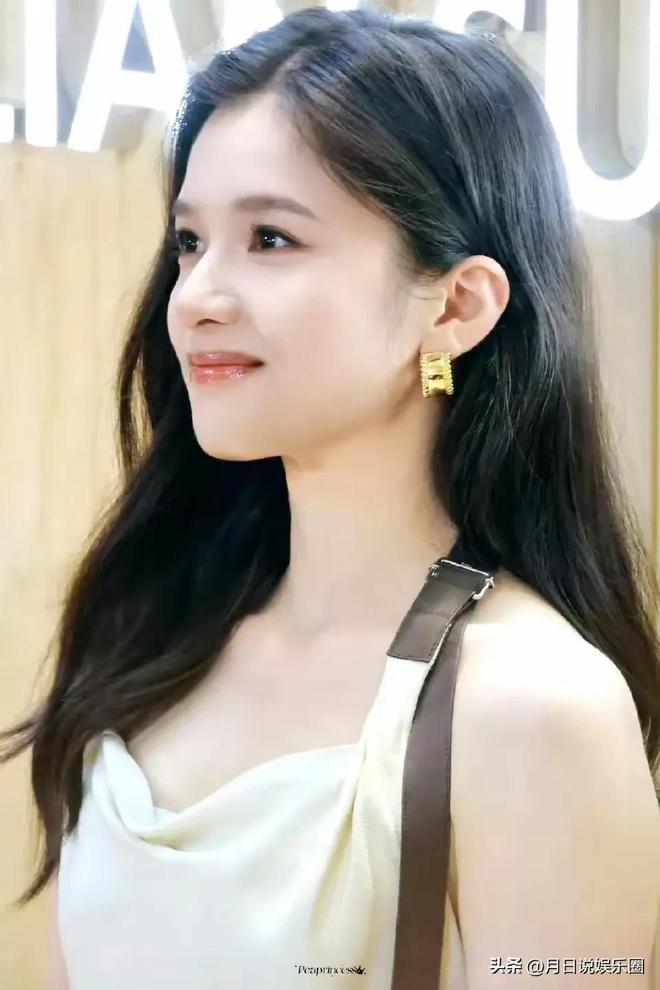 场图无血缘关系长相极为相似的女星pg电子周也、张婧仪近日活动现(图4)