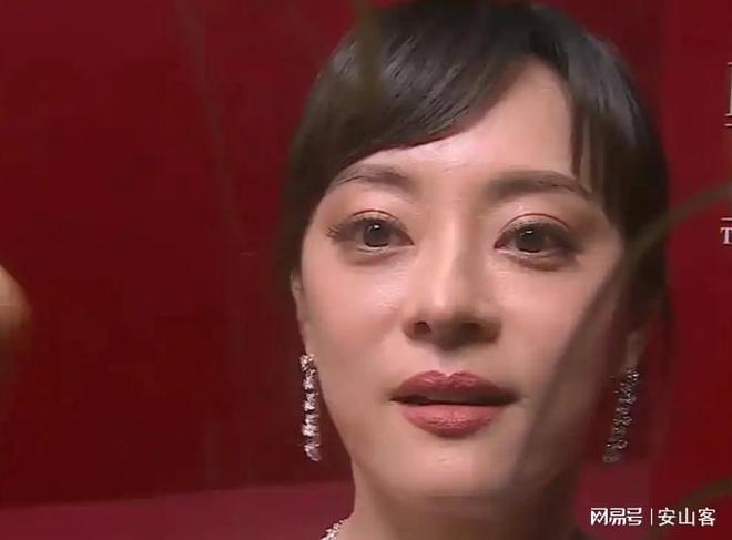 吓坏杨幂不敢露脸只有赵今麦扛住了！pg电子模拟器试玩芭莎之夜被镜头签(图11)
